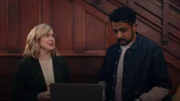 Surkana Short Blazer à carreaux pour femmes kaki portées par Samantha Arondekar (Rose McIver) telles que vues dans Ghosts (S05E13)