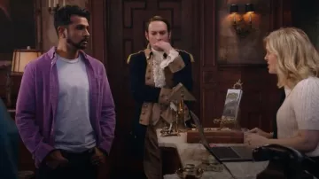 Lobo en flanelle portugaise à manches longues violettes portées par Jay (Utkarsh Ambudkar) telles que vues dans Ghosts (S05E14)