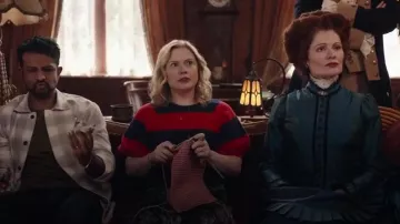 Vieux pull bleu marine SoSoft à manches bouffantes courtes porté par Samantha Arondekar (Rose McIver) tel qu’on le voit dans Ghosts (S05E14)