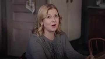 Ofelia Cardigan portée par Samantha Arondekar (Rose McIver) telle qu’on la voit dans Ghosts (S05E14)
