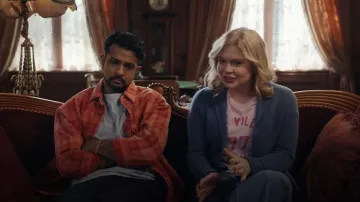 Chemise à carreaux en jean lavé Scotch & Soda portée par Jay Arondekar (Utkarsh Ambudkar) telle que vue dans Ghosts (S05E16)