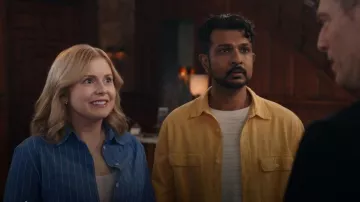 Samsoe Samsoe Samsoe Samadisoni en cobalt vif porté par Samantha Arondekar (Rose McIver) tel que vu dans Ghosts (S05E17)