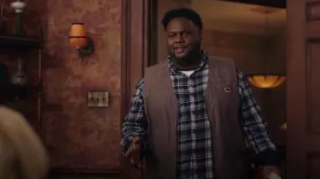 Gilet en toile de skateboard de Levi porté par Mark (Tristan D. Lalla) tel qu’on le voit dans Ghosts (S05E18)
