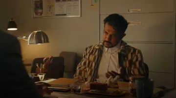 Veste boutonnée Wax London Iggy Geo Print portée par Jay Arondekar (Utkarsh Ambudkar) telle que vue dans Ghosts (S05E19)