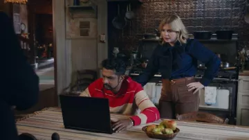 Polo rayé Piqué de Zara porté par Jay Arondekar (Utkarsh Ambudkar) tel que vu dans Ghosts (S05E19)