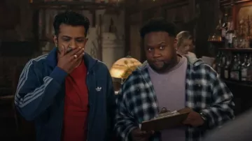 Veste en jean Adidas Firebird portée par Jay Arondekar (Utkarsh Ambudkar) telle que vue dans Ghosts (S05E19)