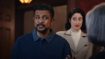 Sweat polo à col contrast de Zara porté par Jay Arondekar (Utkarsh Ambudkar) tel que vu dans Ghosts (S05E20)