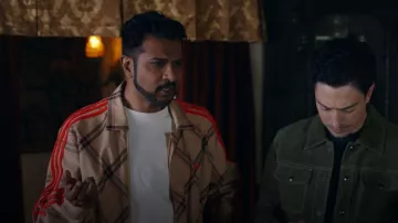 Veste Harrington Bonner x Adidas Unisex portée par Jay Arondekar (Utkarsh Ambudkar) telle que vue dans Ghosts (S05E21)