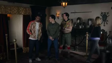 Chaussures Adidas Samba OG portées par Jay Arondekar (Utkarsh Ambudkar) telles que vues dans Ghosts (S05E21)