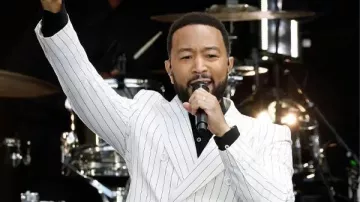 Cérémonie d’inauguration du Centre présidentiel Obama John Legend Costume de John Legend à John Legend se produit lors de l’ouverture du Centre présidentiel Obama