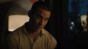 Polo Vince en maille porté par Hayden Payne (Milo Ventimiglia) tel que vu dans I Will Find You (S01E04)