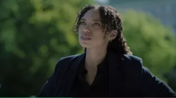 Lauren Ralph Polo en maille côteuse à manches coudières, cardigan Lauren Navy porté par Sarah Greer (Logan Browning) tel que vu dans I Will Find You (S01E04)