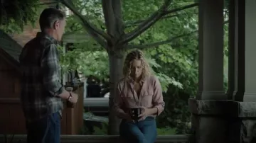 Chemise utilitaire L.L. Bean Soft-Washed portée par Sophie Burroughs (Kate Vernon) telle que vue dans I will Find You (S01E06)