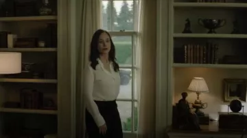 Vince Slim Blouse ajustée portée par Gertrude (Madeleine Stowe) comme on le voit dans I Will Find You (S01E08)