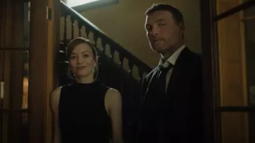 Robe fourreau longueur, long genou, à col cravate et col cravatte Calvin Klein, portée par Rachel Mills (Britt Lower) comme on le voit dans I will Find You (S01E08)