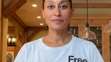 Solo Traveling with Tracee Ellis Ross S02 Tracee Ellis Ross Free City Tee worn by self (Tracee Ellis Ross) as seen in Solo Traveling with Tracee Ellis Ross (S02)
