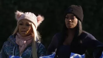 Bonnet Chanel en cachemire à double CC entrelacé porté par Shamea Morton dans l'épisode 14 de la saison 17 de The Real Housewives of Atlanta.