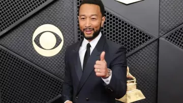 John Legend en la 68ª edición de los Premios GRAMMY: Traje cruzado de John Legend en la entrevista de la alfombra roja | Premios GRAMMY 2026