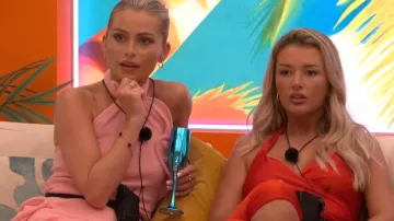 Robe courte en maille dos nu Meshki Caprice portée par Martha Rothwell dans l'émission Love Island (S13E32)