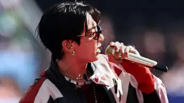 Jungkook, veste en cuir de moto pour le spectacle de la mi-temps de la finale de la Coupe du Monde de la FIFA 2026
