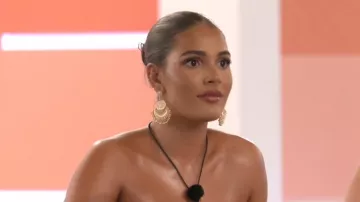 Boucles d'oreilles pendantes Lovisa Gold Boho à fleurs gravées, portées par Mica Harris dans l'émission Love Island (S13E33).