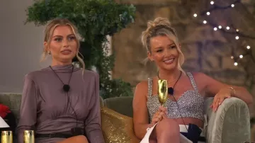 Robe moulante à manches longues froncées marron chocolat Pretty Little Thing portée par Martha Rothwell dans l'émission Love Island (S13E35)