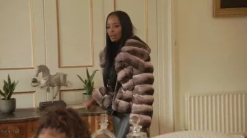 Veste en fausse fourrure Adrienne Landau portée par Shamea Morton dans l'épisode 14 de la saison 17 de The Real Housewives of Atlanta.