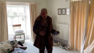 Lunettes de soleil œil de chat Valentino Garavani Eyewear V-Goldcut I portées par Pinky Cole dans l'épisode 15 de la saison 17 de The Real Housewives of Atlanta.