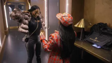 Veste courte Manzari en peau de chinchilla cendrée pour cheveux longs portée par Porsha Williams dans l'épisode 15 de la saison 17 de The Real Housewives of Atlanta.