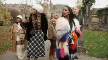 Trench-coat Burberry à bordure en chaîne porté par Kelli Potter dans l'épisode 15 de la saison 17 de The Real Housewives of Atlanta.