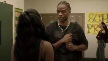 Chemise imprimée délavée Zara portée par Khalil Edwards (Antonio J Bell) dans l'épisode All American (S08E03).