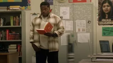 Chemise à carreaux en flanelle Uniqlo portée par Preach (Kareem Grimes) dans l'épisode All American (S08E03).