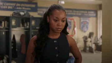 Gilet en jean à col montant et boutons Love Tree porté par Amina Simms (Alexis Chikaeze) dans l'épisode All American (S08E03).