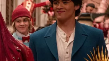 Chaqueta tipo blazer corta azul verdoso de Alexandro Byrd, de la película Descendants Wicked Wonderland 2026.