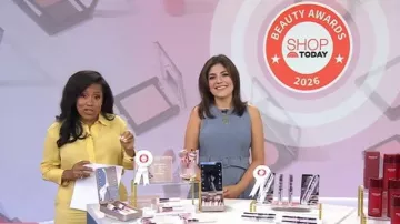 Robe en jean asymétrique Zelda de Cinq à Sept portée par Adrianna Barrionuevo Brach, vue dans l'émission Today le 21 juillet 2026.