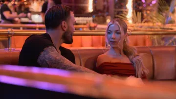 Robe mini Bardot à manches longues, double couche, couleur rouille, portée par Monica Payne dans l'épisode « The Ultimatum : Marry or Move On » (S04E01)