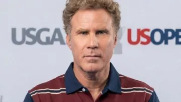 Ce polo rayé est porté par Lonnie « The Hawk » Hawkins (Will Ferrell) dans l'épisode « The Hawk » (S01E09).
