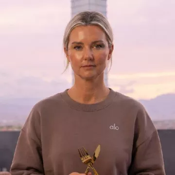 Sweat-shirt de Casey Douglass, vu dans la saison 4 de « La Vengeance dans le monde : se marier ou passer à autre chose » (The Ultimatum : se marier ou passer à autre chose).