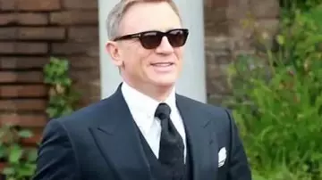 Traje negro de espiga de James Bond (Daniel Craig) en Spectre
