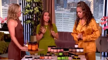 Pantalon droit à motif jacquard floral Forte Forte porté par Sunny Hostin dans l'émission The View le 22 juillet 2026.