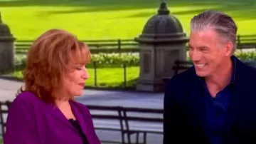 Chemise boutonnée froissée Eileen Fisher portée par Joy Behar dans l'émission The View le 22 juillet 2026.