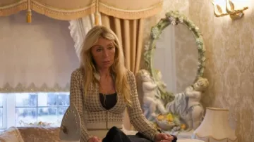 Leggings de yoga reversibles de cintura alta con estampado de pata de gallo de Dongguan Lanyu Apparel Co. usados por Tina Temple como se ve en Secret Lives of Gypsy Wives (T01E02)
