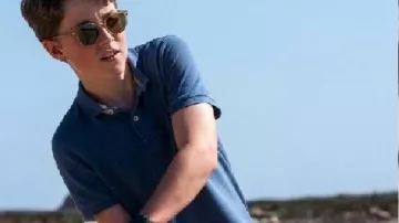 Le prince George profite des plaisirs de la côte en polo bleu