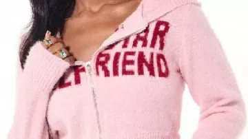 Sweat à capuche rose précieux Trewley, vu dans la saison 1 de Secret Lives of Gypsy Wives (2026)