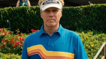 Polo bleu The Hawk 2026 porté par Lonnie « The Hawk » Hawkins (Will Ferrell) dans la saison 1 de The Hawk.