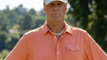 Polo orange The Hawk 2026 porté par Lonnie « The Hawk » Hawkins (Will Ferrell) dans la saison 1 de The Hawk.