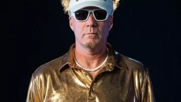 Polo doré The Hawk 2026 porté par Lonnie « The Hawk » Hawkins (Will Ferrell) dans la saison 1 de The Hawk.