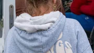 Sweat à capuche bleu de Tina Temple (2026), vu dans la saison 1 de Secret Lives of Gypsy Wives.