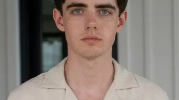 Chemise verte à fleurs Daniel Quinn Toye portée par Rory (Daniel Quinn-Toye) dans Sterling Point (S01)