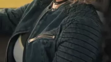 Veste en jean bleu portée par Judith Burton (Hannah Waddingham) dans Ride or Die (S01)
